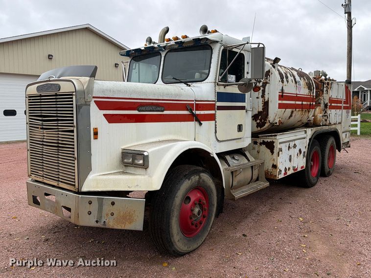 image for item EA0600 1987 Freightliner Conventional fuel / lube truck