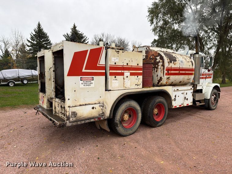 image for item EA0600 1987 Freightliner Conventional fuel / lube truck