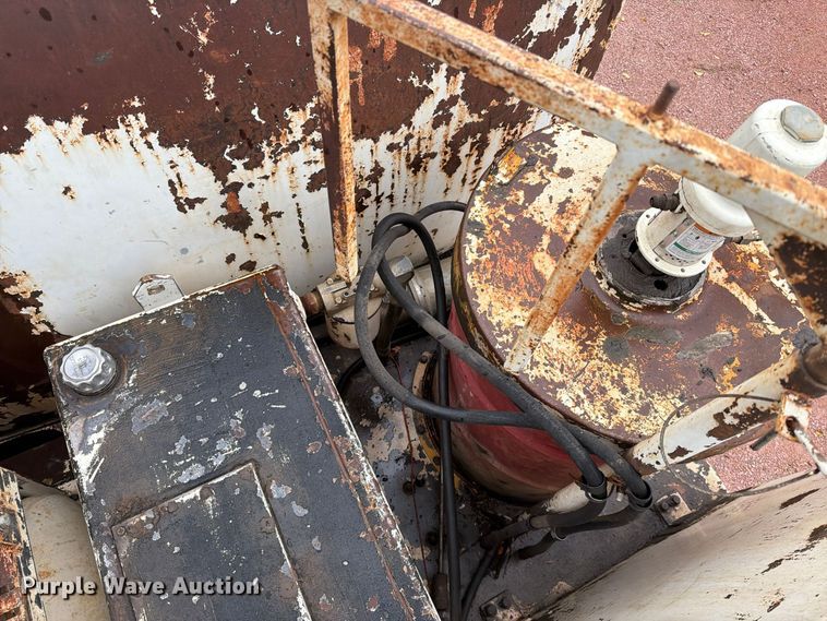 image for item EA0600 1987 Freightliner Conventional fuel / lube truck