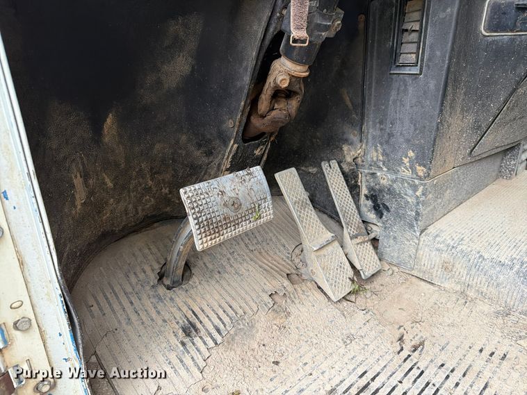 image for item EA0600 1987 Freightliner Conventional fuel / lube truck