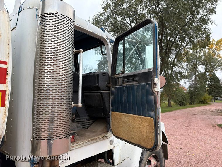 image for item EA0600 1987 Freightliner Conventional fuel / lube truck