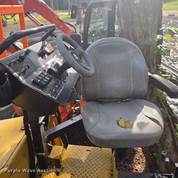 image for item EE0100 2022 Weiler P385B paver