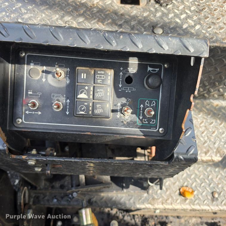 image for item EE0100 2022 Weiler P385B paver