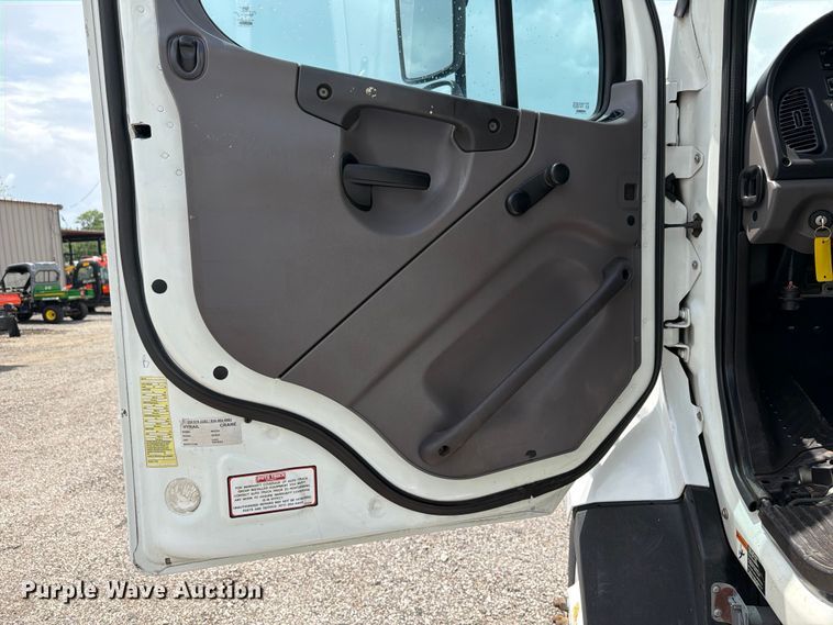 image for item EG9326 2014 Freightliner 108SD Crew Cab utility / service truck