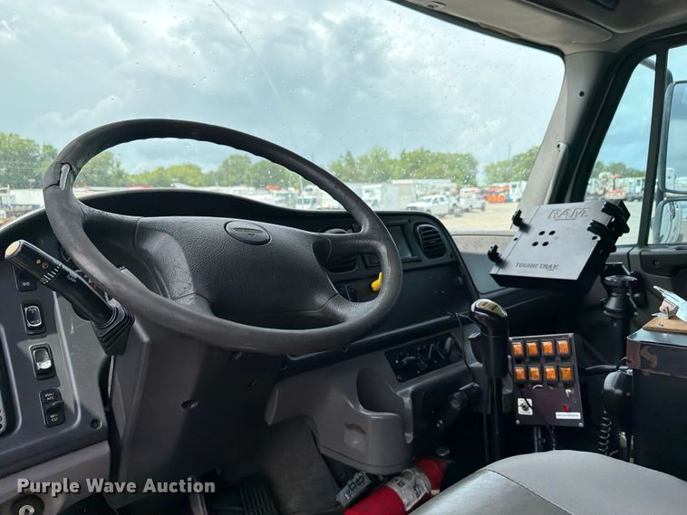 image for item EG9326 2014 Freightliner 108SD Crew Cab utility / service truck