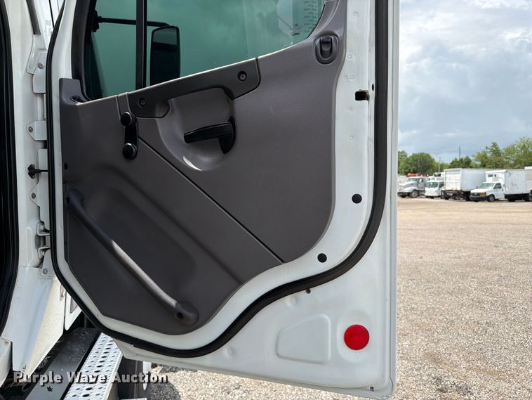 image for item EG9326 2014 Freightliner 108SD Crew Cab utility / service truck