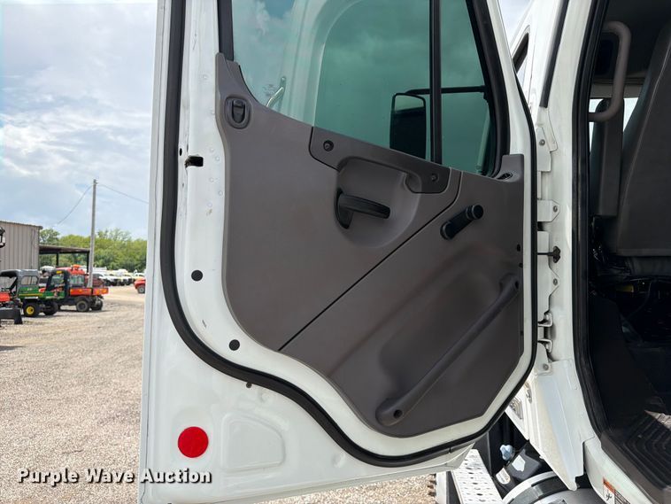 image for item EG9326 2014 Freightliner 108SD Crew Cab utility / service truck