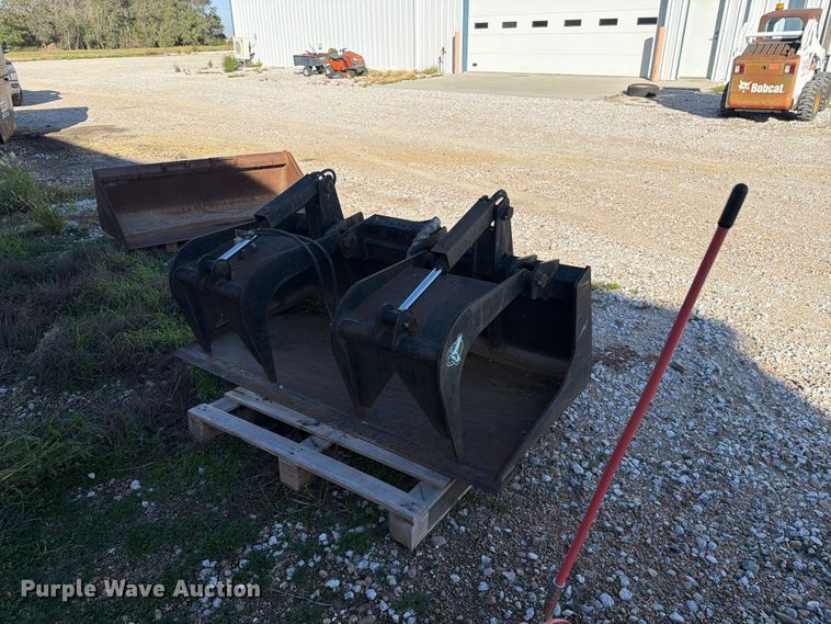 image for item EI7850 skid steer grapple bucket