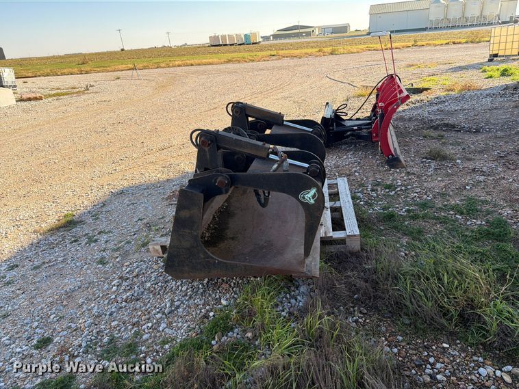 image for item EI7850 skid steer grapple bucket