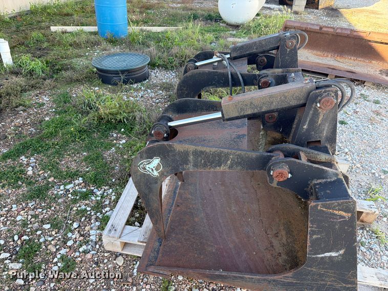 image for item EI7850 skid steer grapple bucket