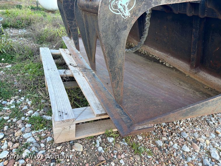 image for item EI7850 skid steer grapple bucket