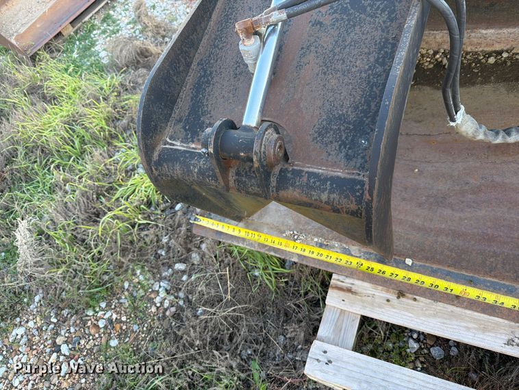 image for item EI7850 skid steer grapple bucket
