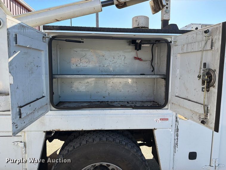 image for item EO8797 2008 Ford F750 Super Duty utility / service truck