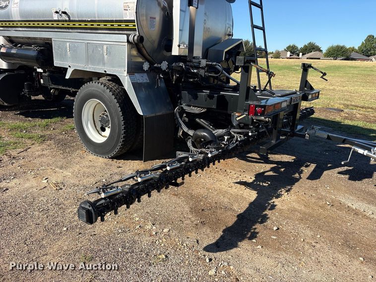 image for item ES8118 2020 Peterbilt 337 oil distributor truck