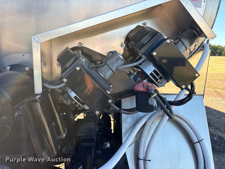 image for item ES8118 2020 Peterbilt 337 oil distributor truck