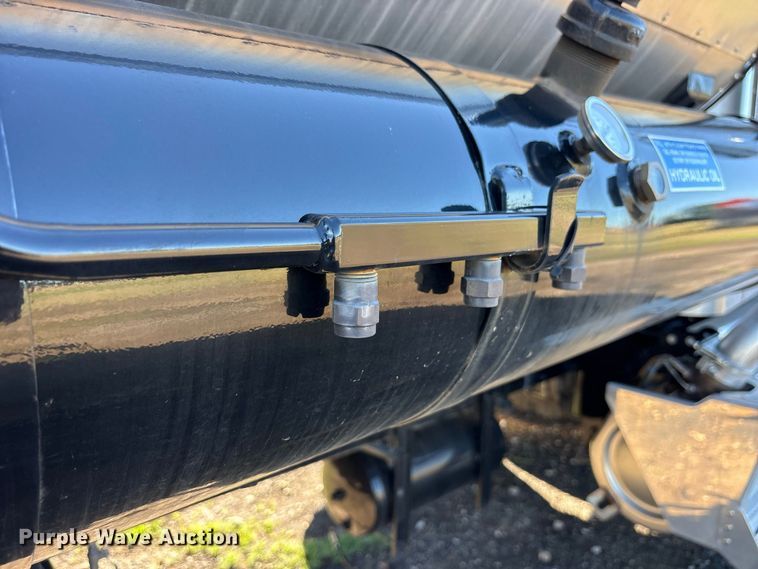 image for item ES8118 2020 Peterbilt 337 oil distributor truck