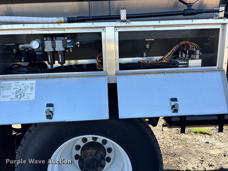 image for item ES8118 2020 Peterbilt 337 oil distributor truck