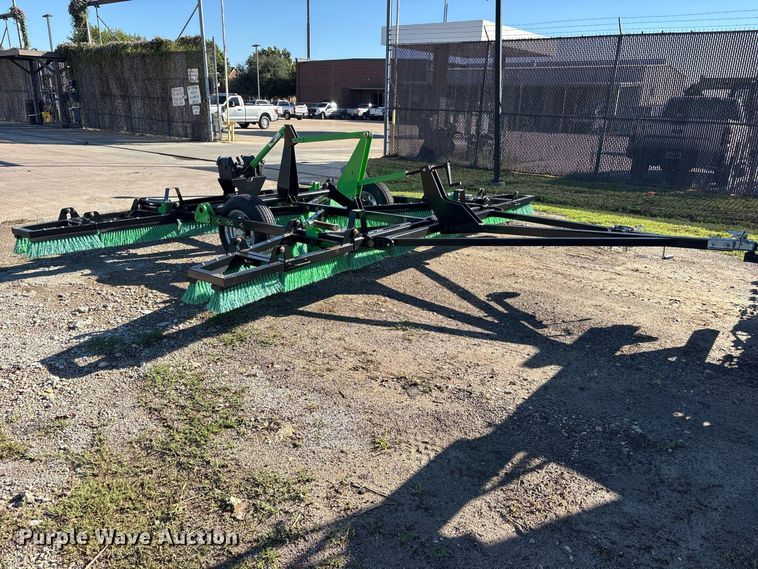image for item ES8118 2020 Peterbilt 337 oil distributor truck