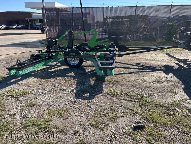 image for item ES8118 2020 Peterbilt 337 oil distributor truck