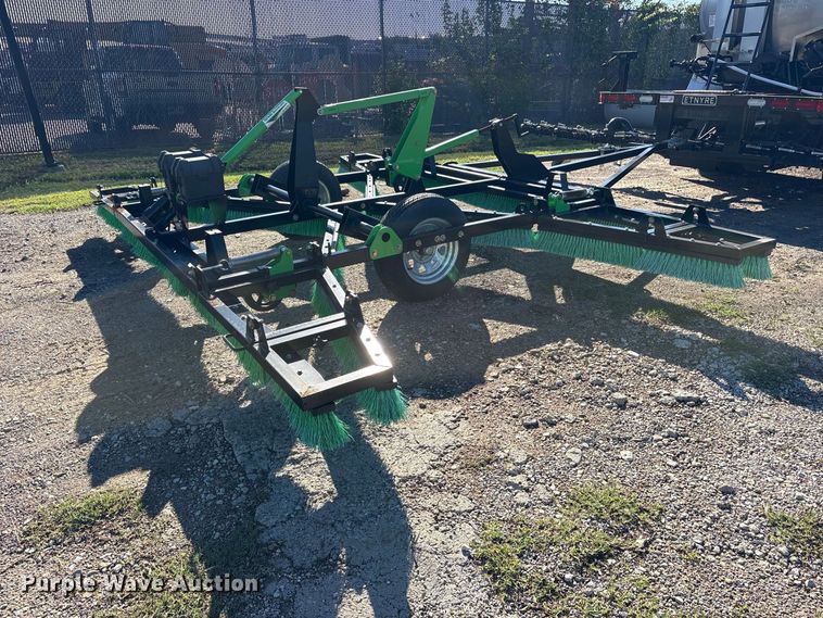 image for item ES8118 2020 Peterbilt 337 oil distributor truck