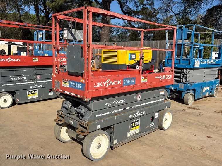 image for item ES8227 2018 Skyjack SJIII 3220 scissor lift