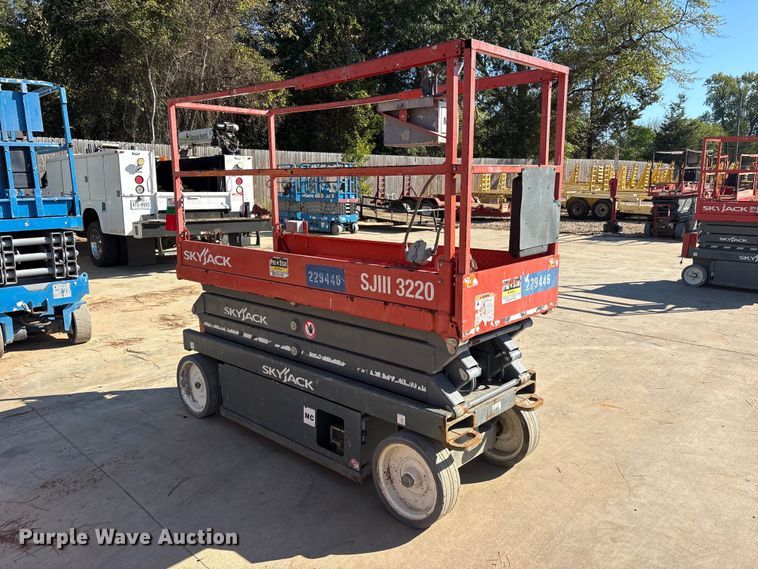image for item ES8227 2018 Skyjack SJIII 3220 scissor lift
