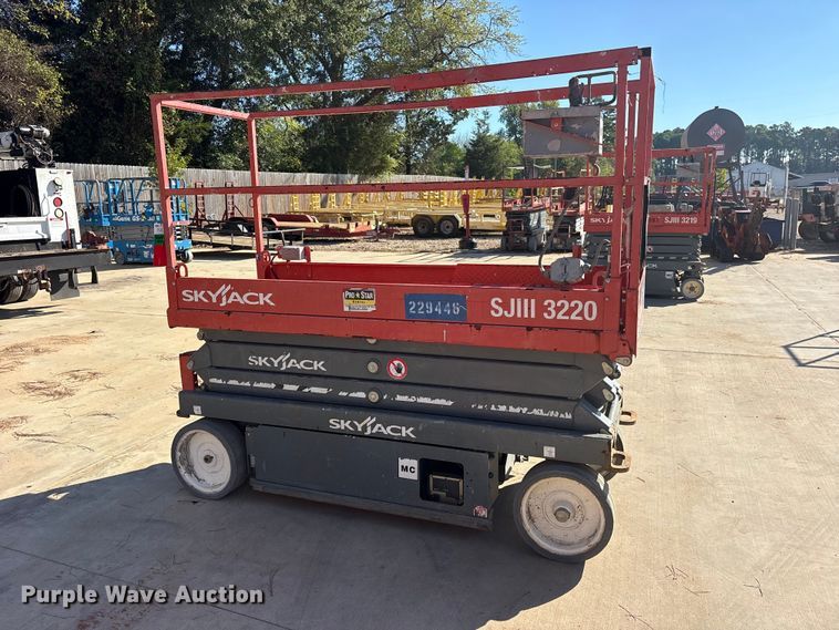image for item ES8227 2018 Skyjack SJIII 3220 scissor lift