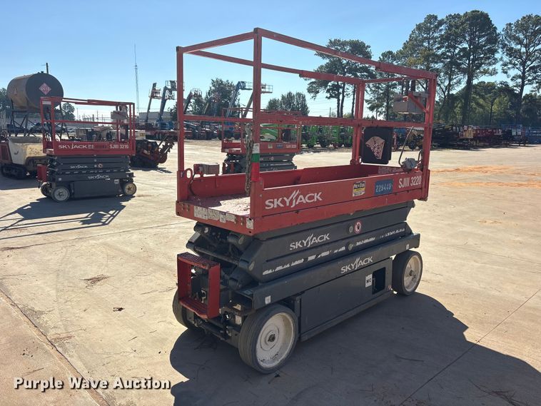 image for item ES8227 2018 Skyjack SJIII 3220 scissor lift