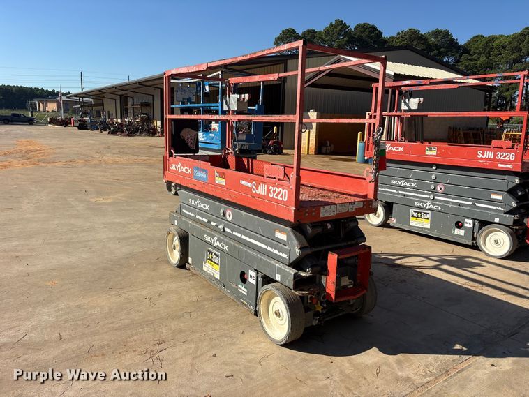 image for item ES8227 2018 Skyjack SJIII 3220 scissor lift