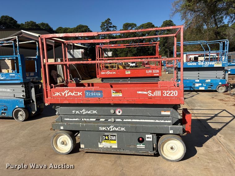 image for item ES8227 2018 Skyjack SJIII 3220 scissor lift