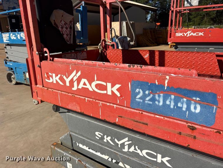 image for item ES8227 2018 Skyjack SJIII 3220 scissor lift