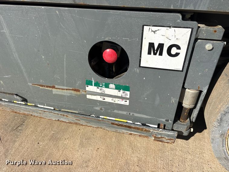 image for item ES8227 2018 Skyjack SJIII 3220 scissor lift