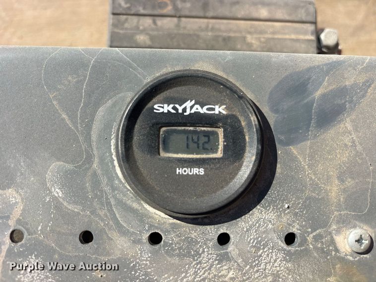 image for item ES8227 2018 Skyjack SJIII 3220 scissor lift