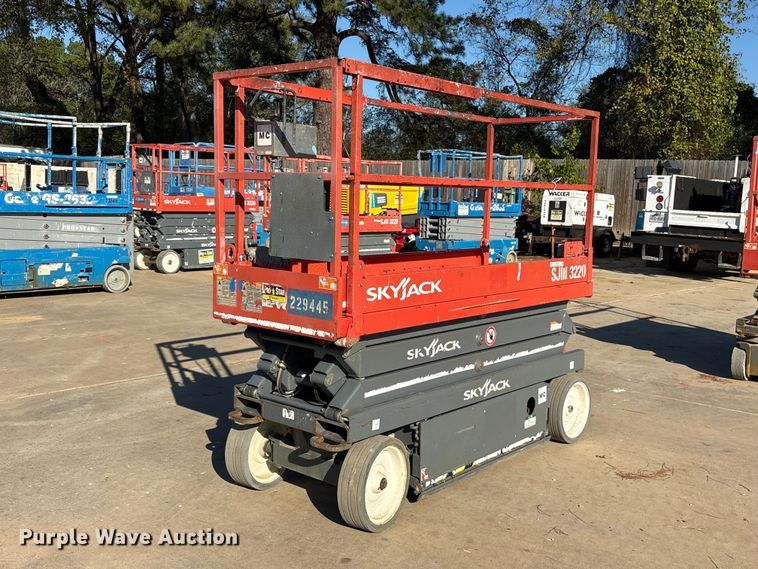 image for item ES8229 Skyjack SJIII 3220 scissor lift