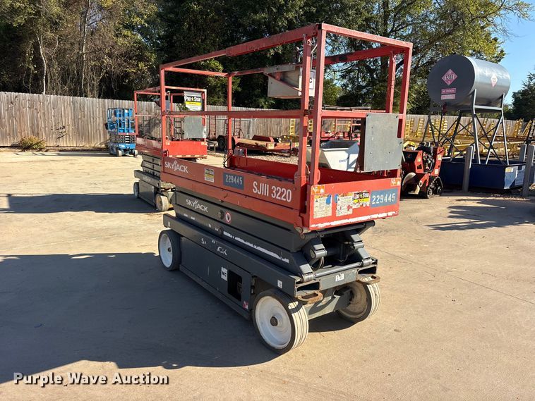 image for item ES8229 Skyjack SJIII 3220 scissor lift