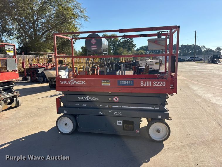 image for item ES8229 Skyjack SJIII 3220 scissor lift