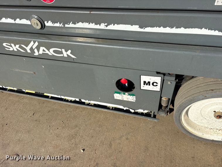 image for item ES8229 Skyjack SJIII 3220 scissor lift
