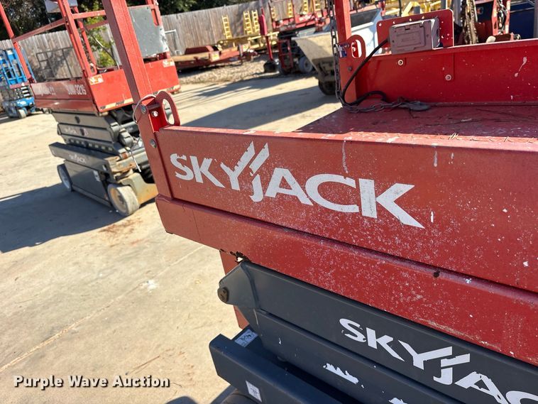 image for item ES8229 Skyjack SJIII 3220 scissor lift