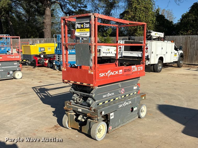 image for item ES8232 2016 Skyjack SJIII 3219 scissor lift