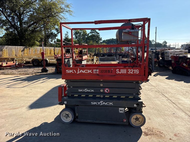 image for item ES8232 2016 Skyjack SJIII 3219 scissor lift