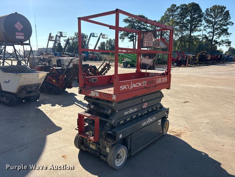 image for item ES8232 2016 Skyjack SJIII 3219 scissor lift