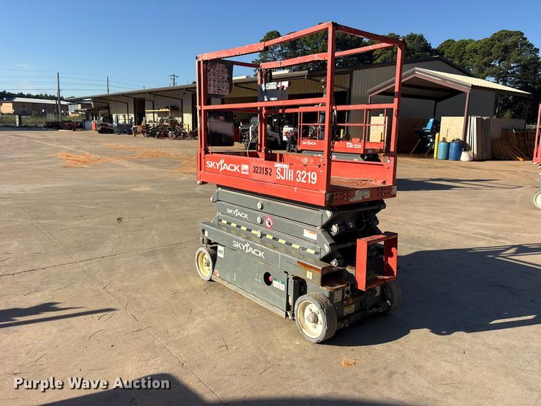 image for item ES8232 2016 Skyjack SJIII 3219 scissor lift
