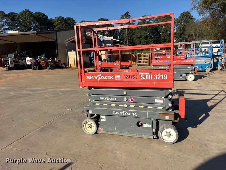 image for item ES8232 2016 Skyjack SJIII 3219 scissor lift