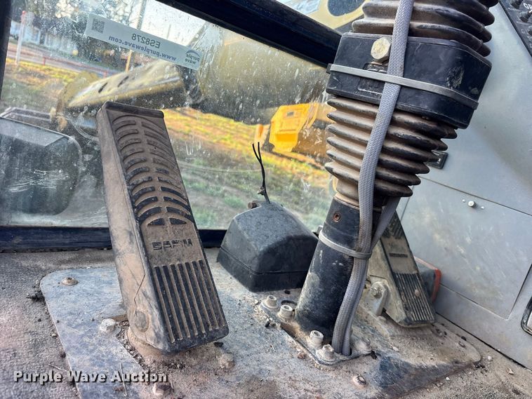 image for item ES8278 2000 Gradall XL 2300 wheel loader