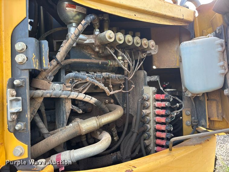 image for item ES8306 2007 Komatsu PC228 USLC-3 excavator