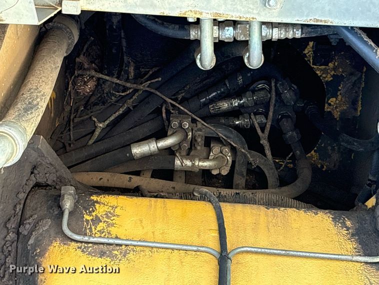 image for item ES8306 2007 Komatsu PC228 USLC-3 excavator