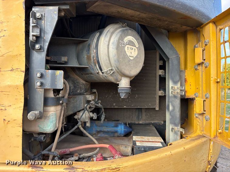 image for item ES8306 2007 Komatsu PC228 USLC-3 excavator