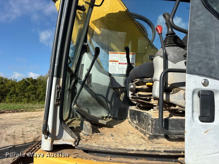 image for item ES8306 2007 Komatsu PC228 USLC-3 excavator