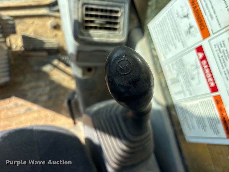 image for item ES8306 2007 Komatsu PC228 USLC-3 excavator