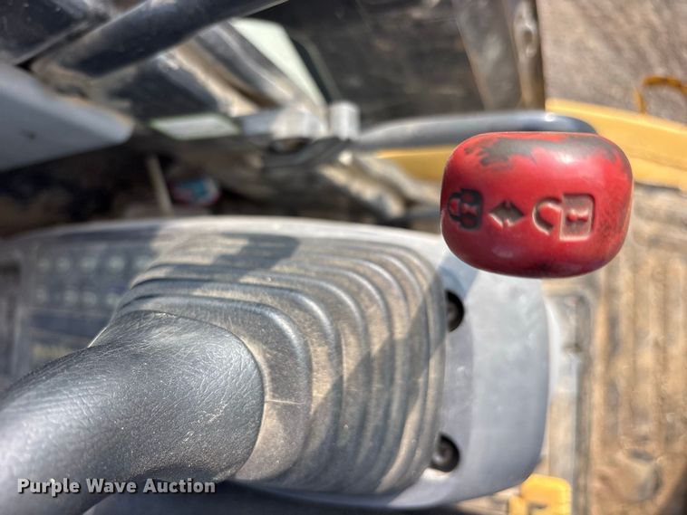 image for item ES8306 2007 Komatsu PC228 USLC-3 excavator